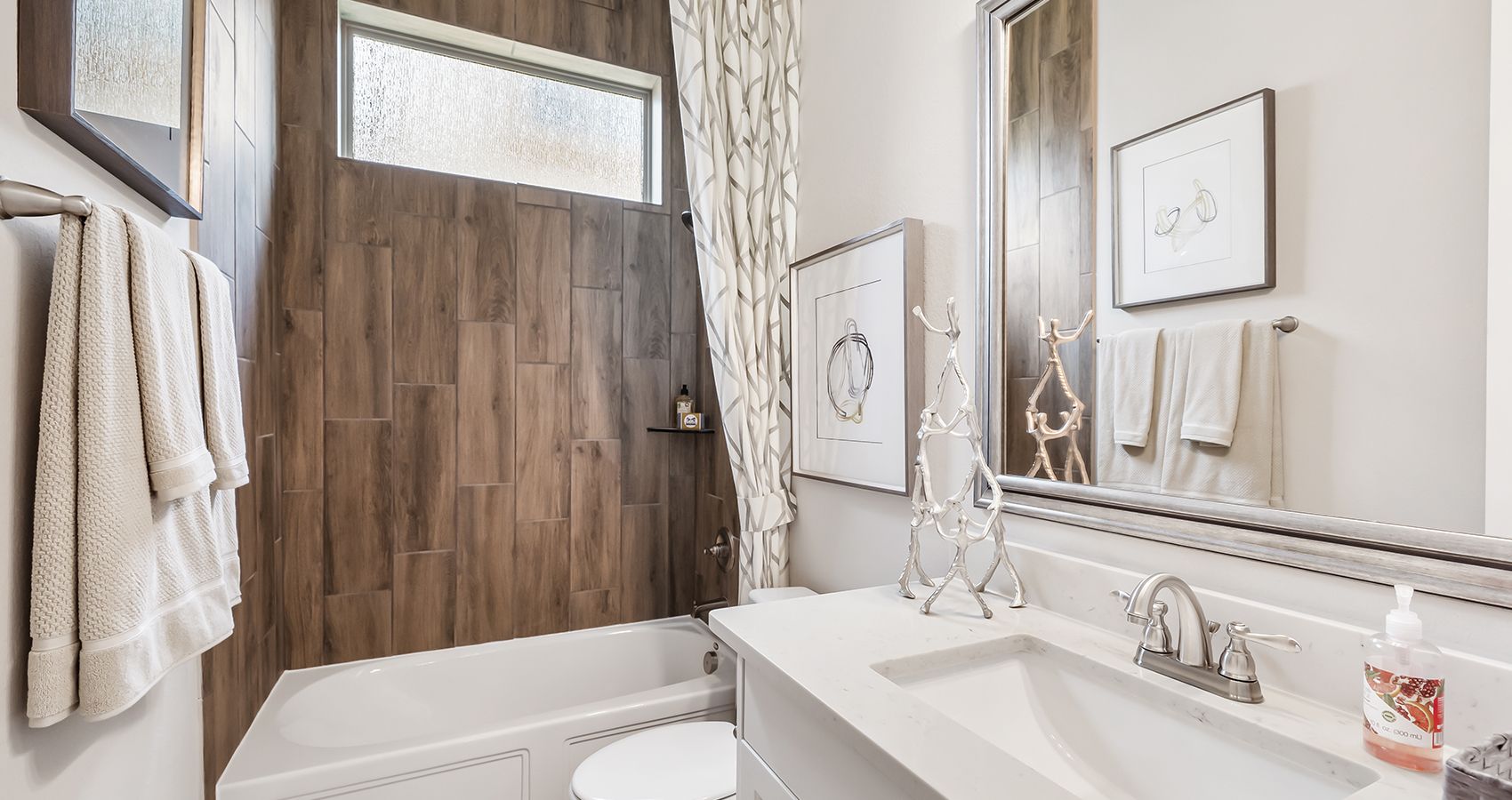 11-HOU-chesmarhomes-LYNNBROOK-modelhome-guestbath.jpg