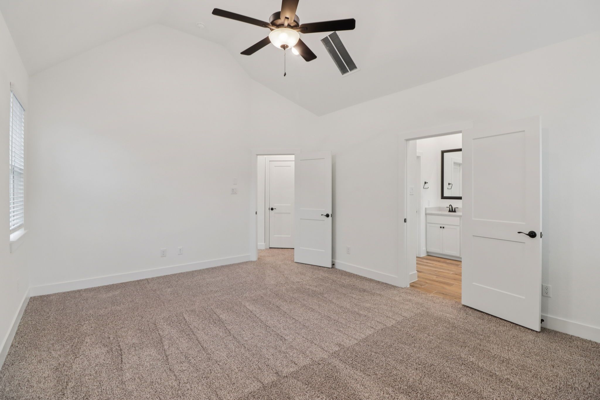 29-web-or-mls-26257-E-Outrider-Banks-Cir-S1001-029.jpg