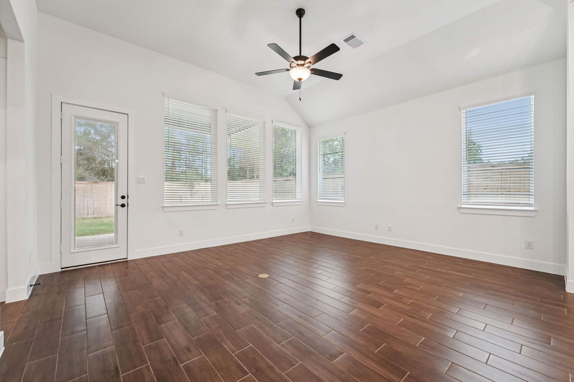 6-web-or-mls-26014-South-Outrider-Circle-S1001-006.jpg