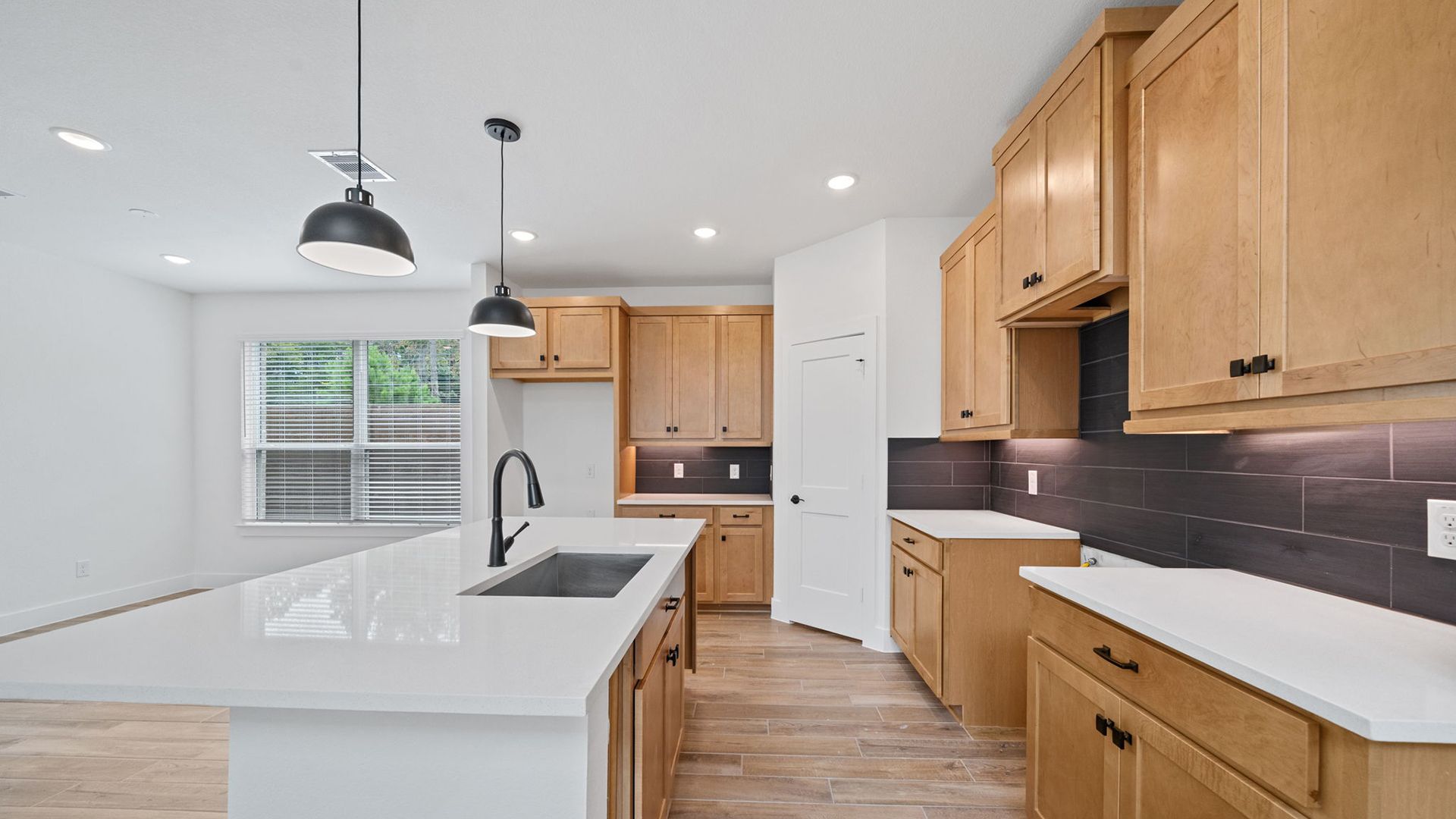 9-CHE-Saxony-KITCHEN1-Elyson-RET_CW.jpg