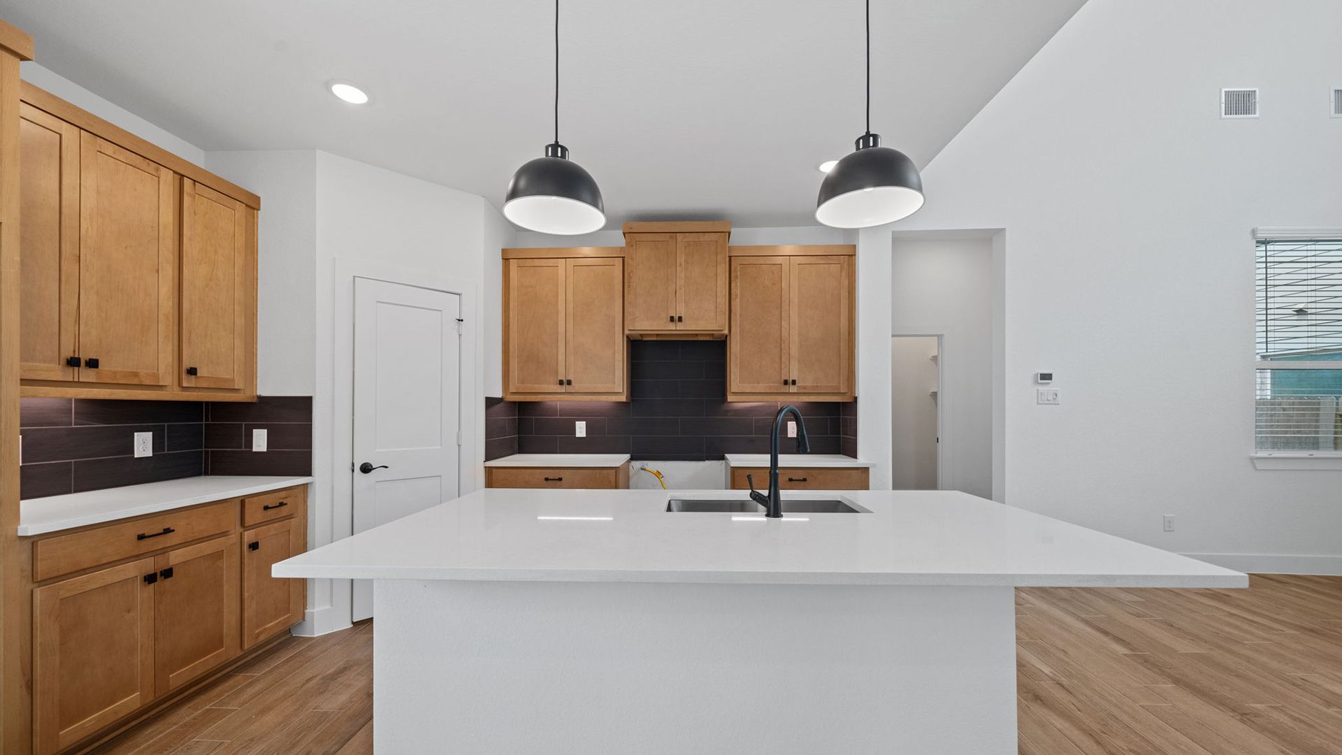 10-CHE-Saxony-KITCHEN3-Elyson-RET_CW.jpg