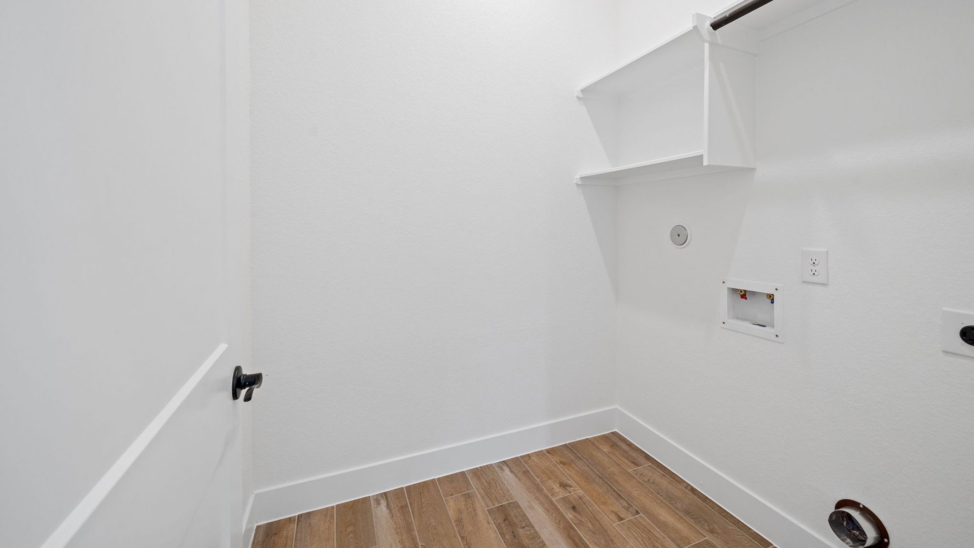 20-CHE-Saxony-WASHROOM1-Elyson-RET_CW.jpg