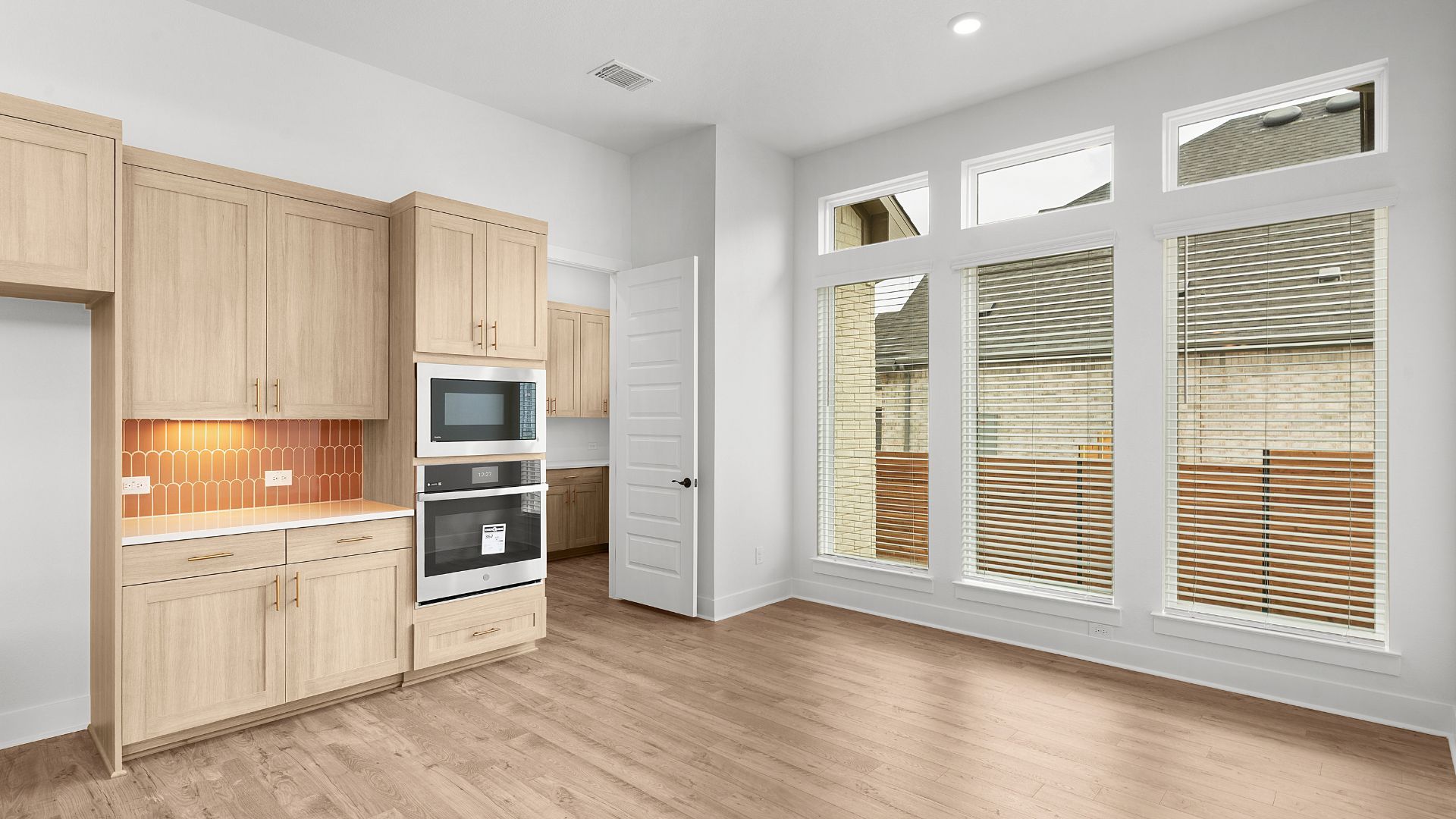 TEX-Silas-C-Broken Oak-1017 Painted Horse Drive-011.jpg