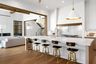 casa en Crest Custom Homes por Crest Custom Homes