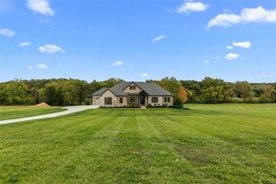 Tuscany Meadows por Cross Homes and Associates en St. Louis Missouri