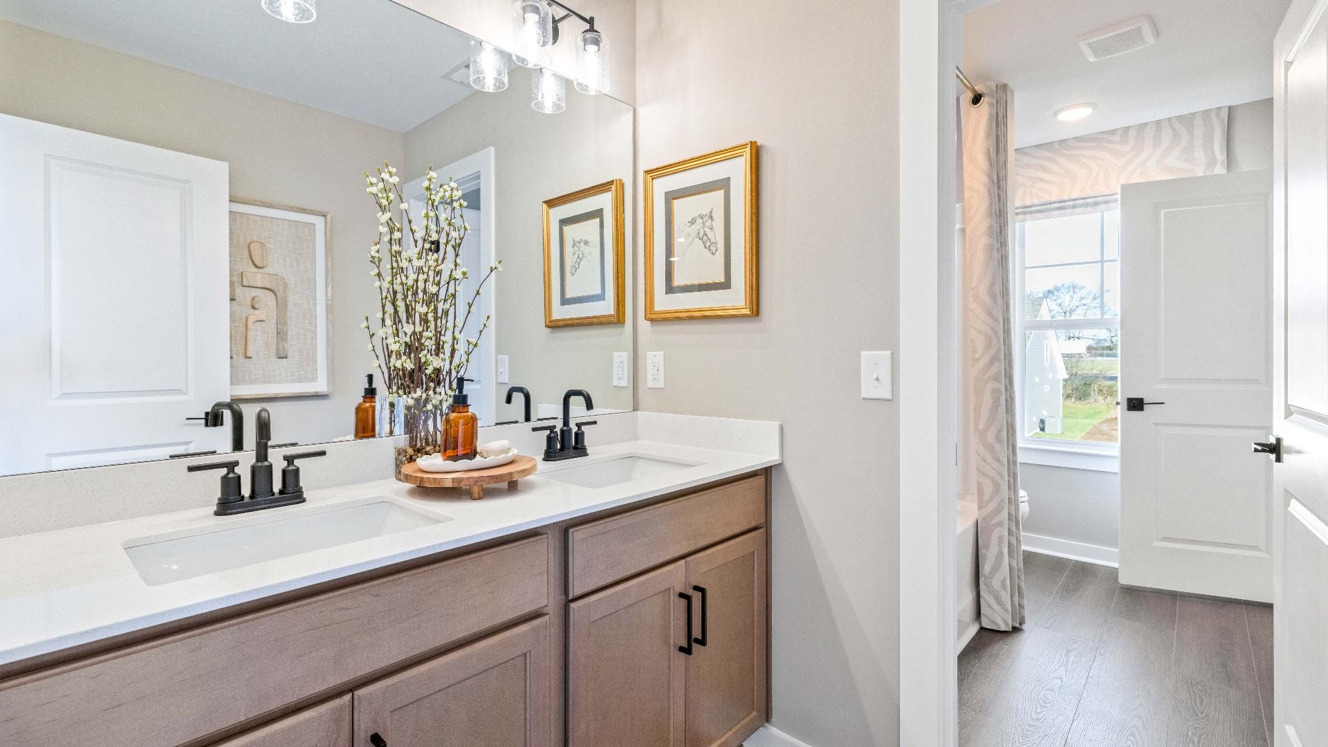Secondary bathroom to be shared by the two nearby secondary bedrooms