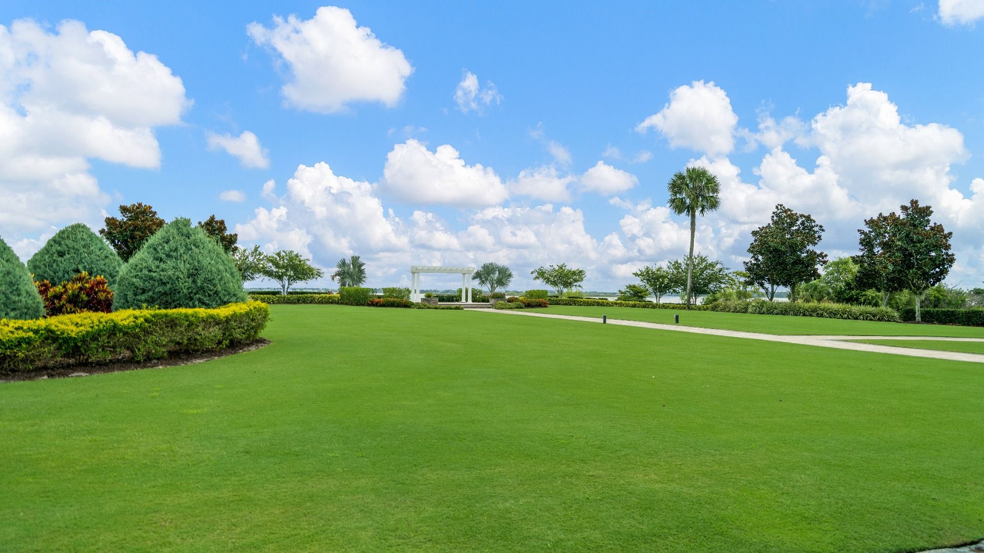 The Country Club of Winter Haven Golf Course located minutes from Lakeside New Home Community Willowbrook North by DRB Homes.