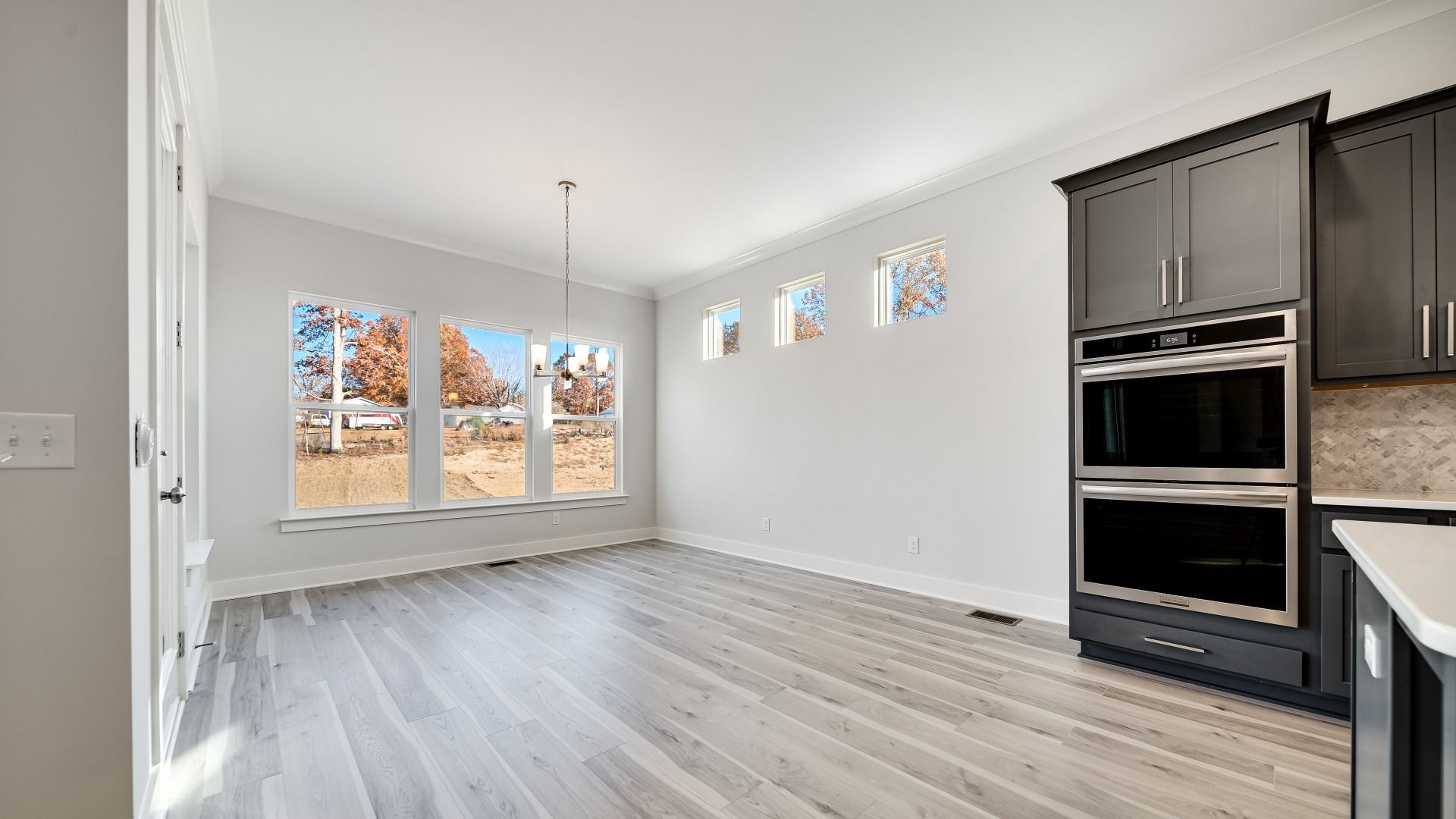 Open and bright area to the side of the kitchen, perfect for a dining area