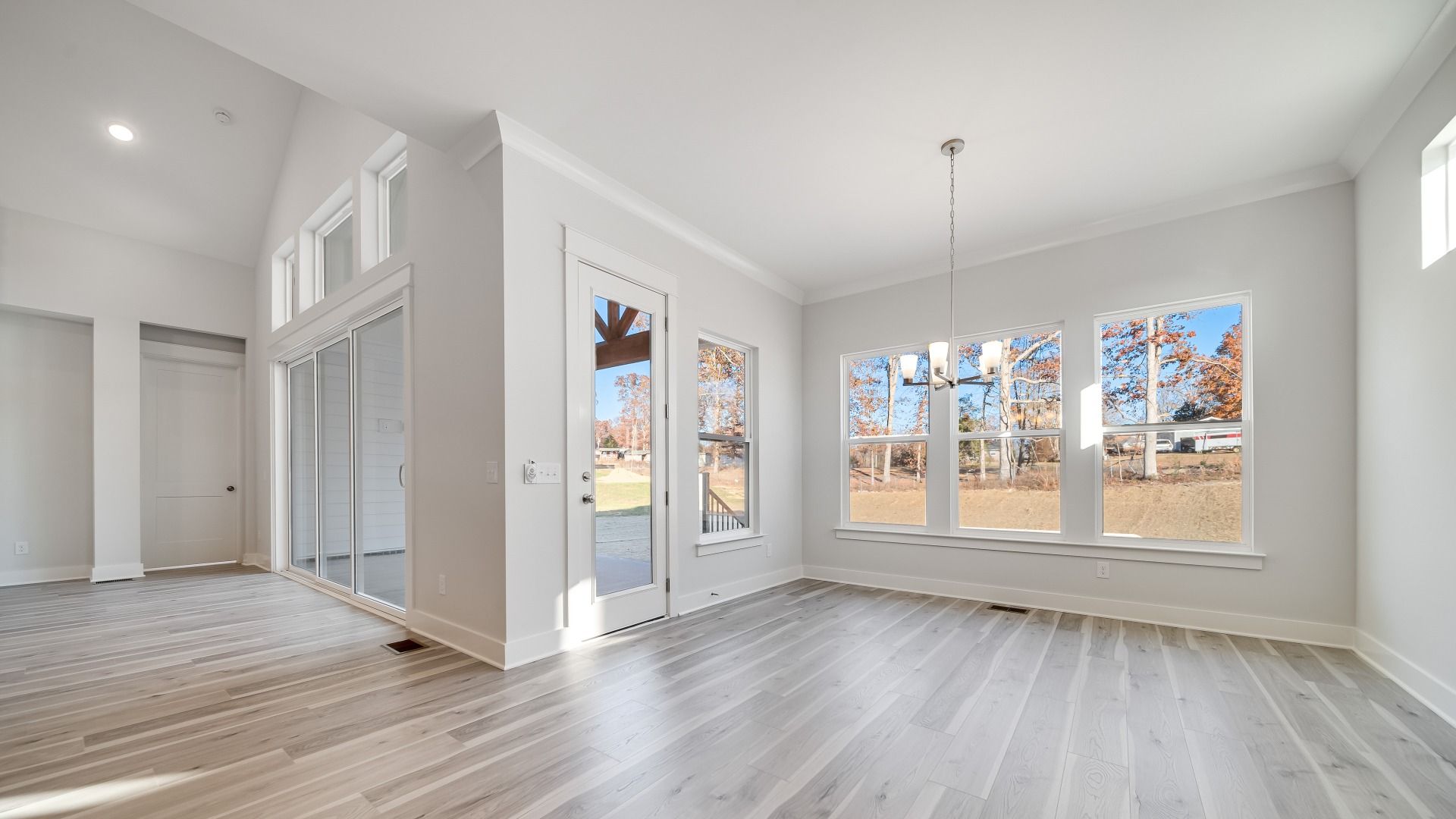 Open and bright area to the side of the kitchen, perfect for a dining area