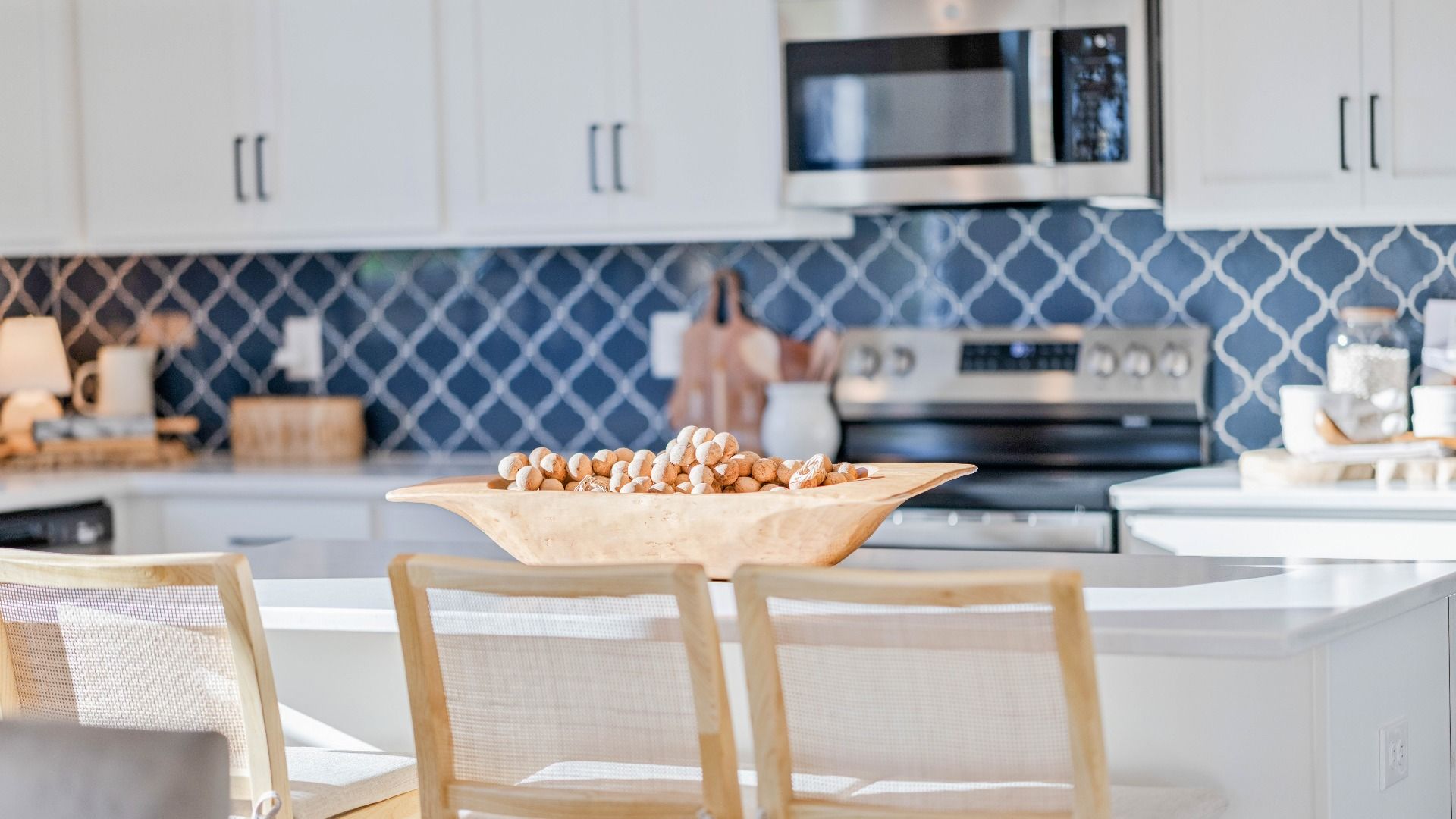 Corner kitchen with tile backsplash and center island