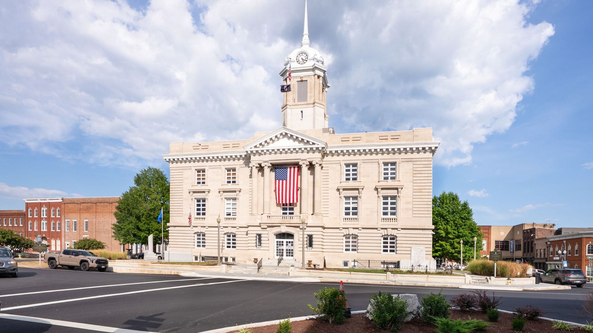 Image of government building in downtown Columbia, TN