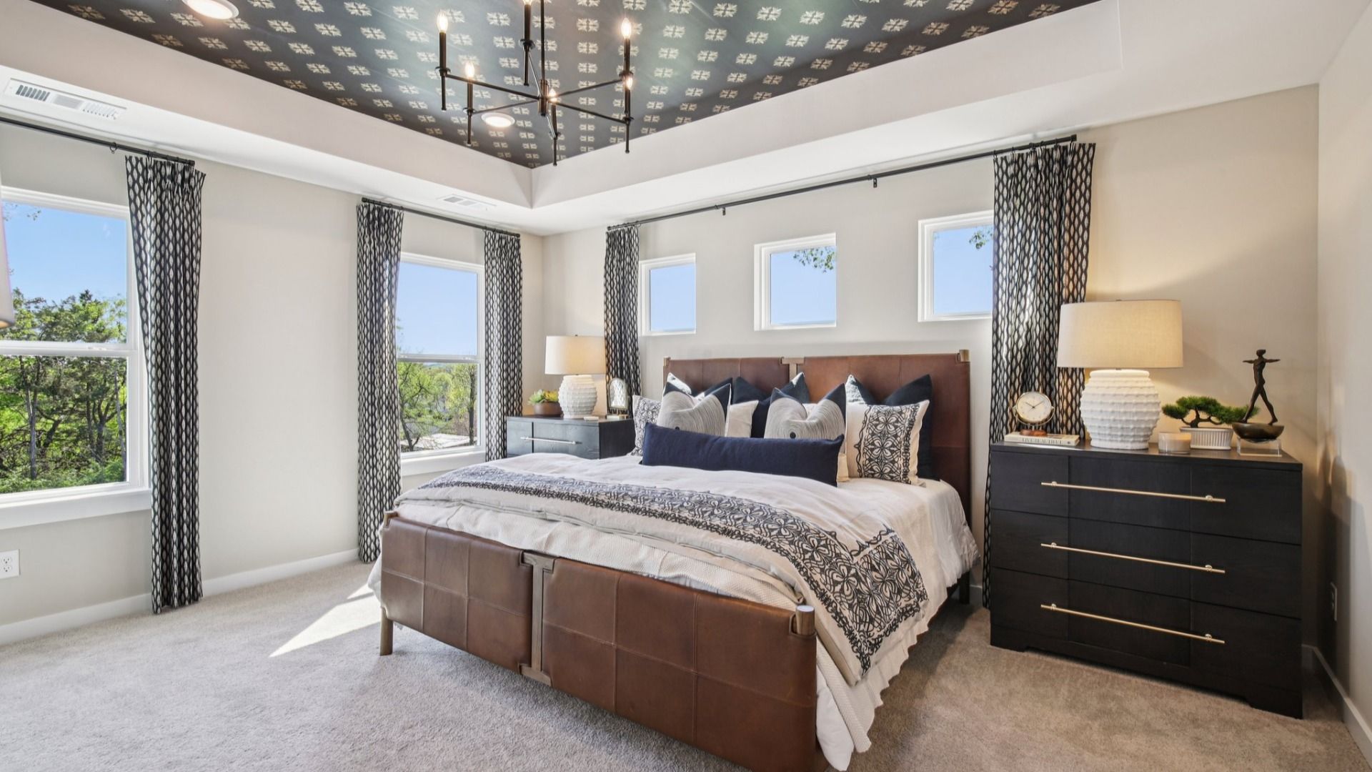 Large, well-lit primary bedrooms, especially on the end-units