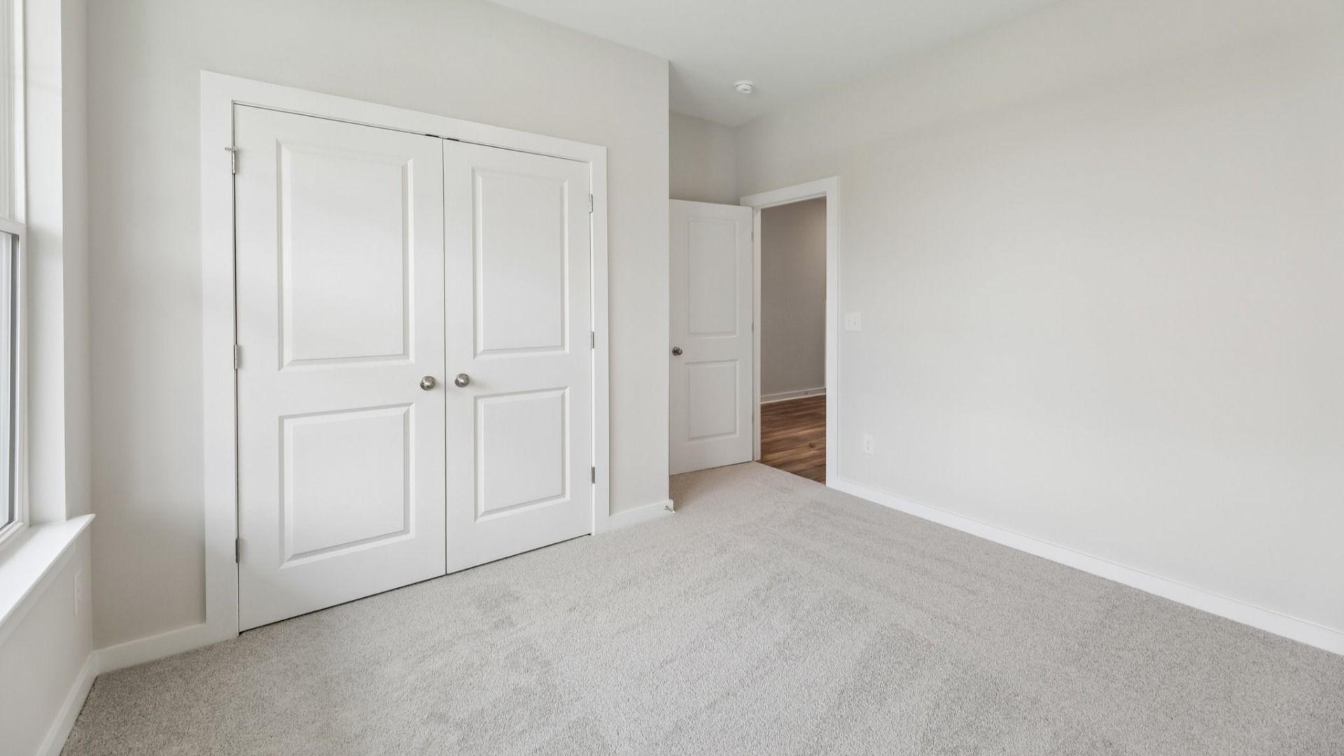 Secondary Bedroom with carpet and closet