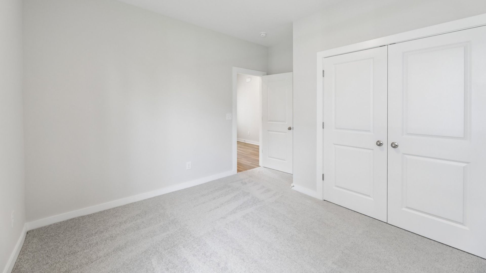 Secondary Bedroom with carpet and closet