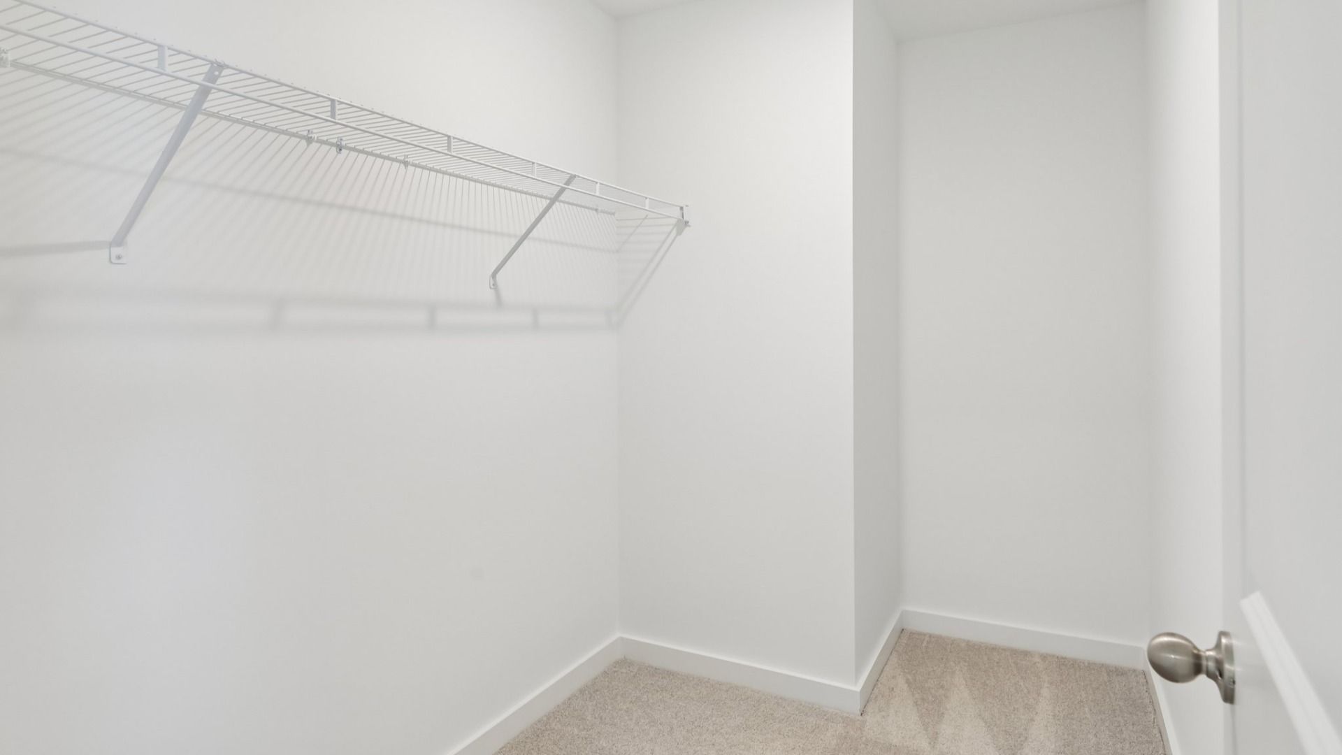 Closet with ventilated shelf