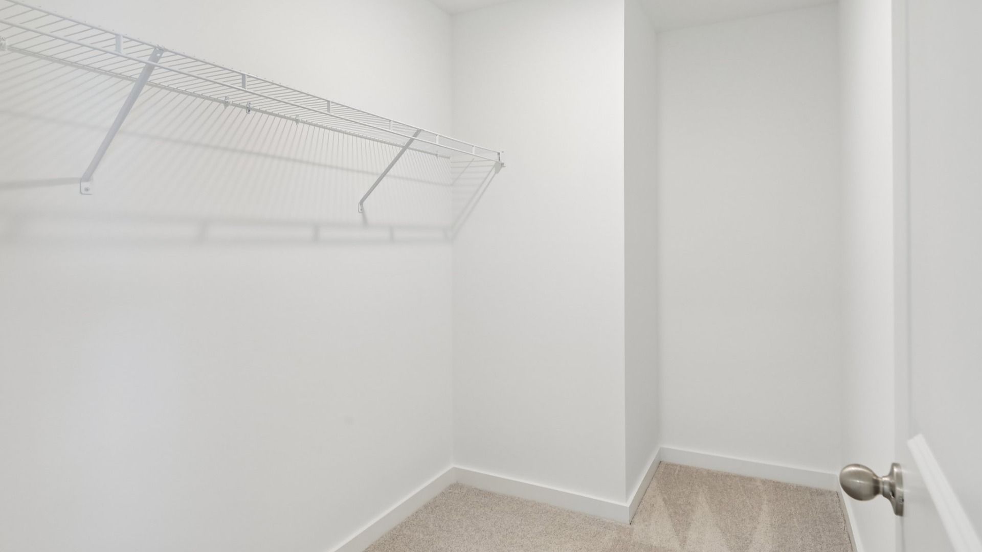 Closet with ventilated shelf