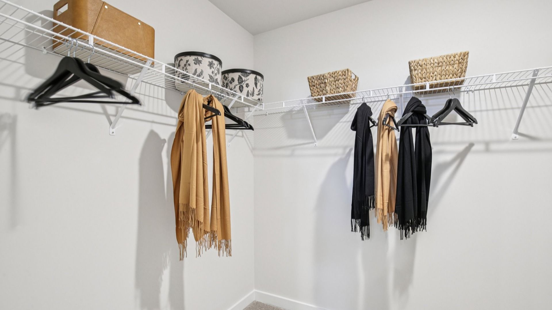 Closet with ventilated shelf