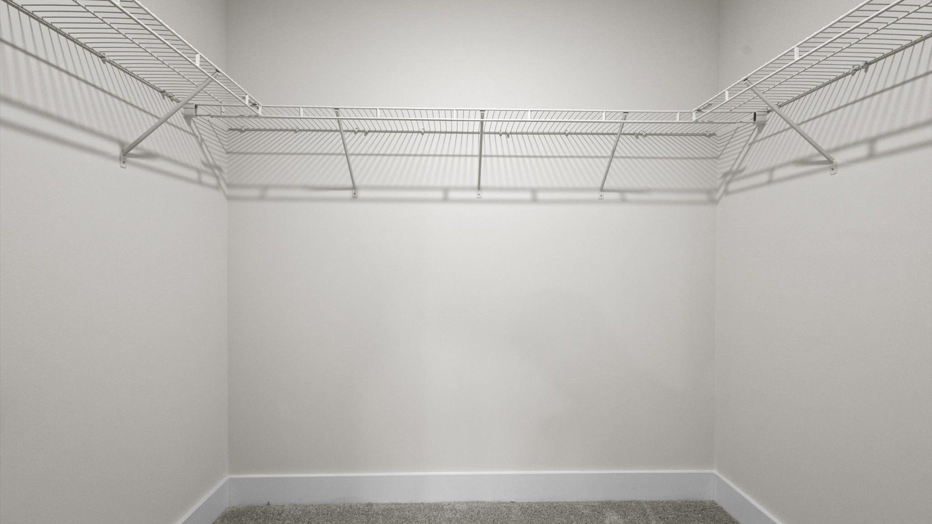 Closet with ventilated shelf