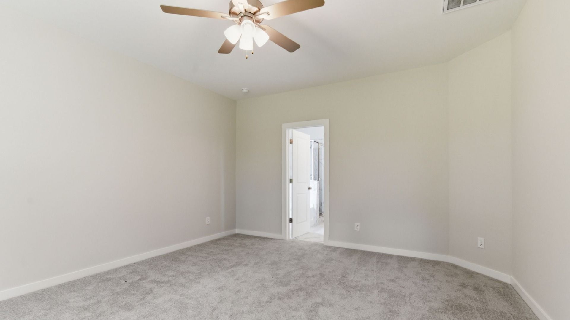 Primary Suite with carpet and ceiling fan