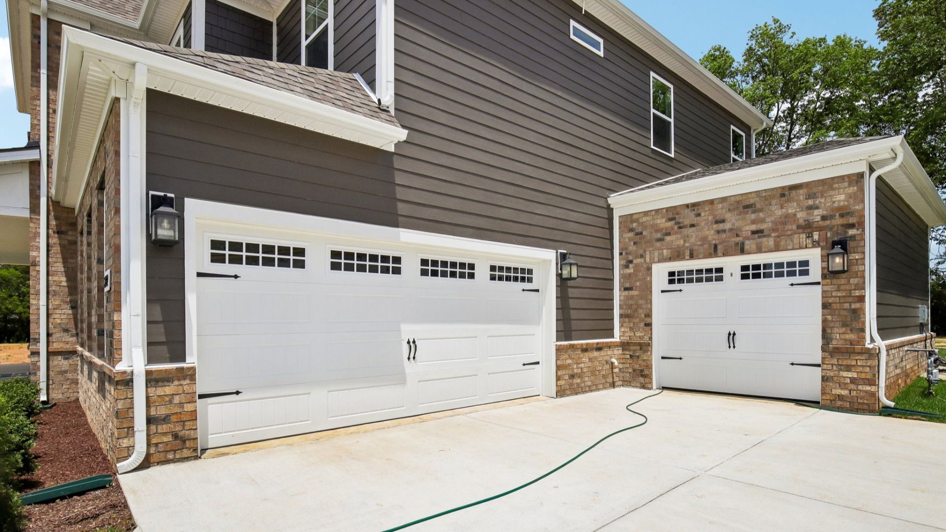 Side-entry 3-car garage