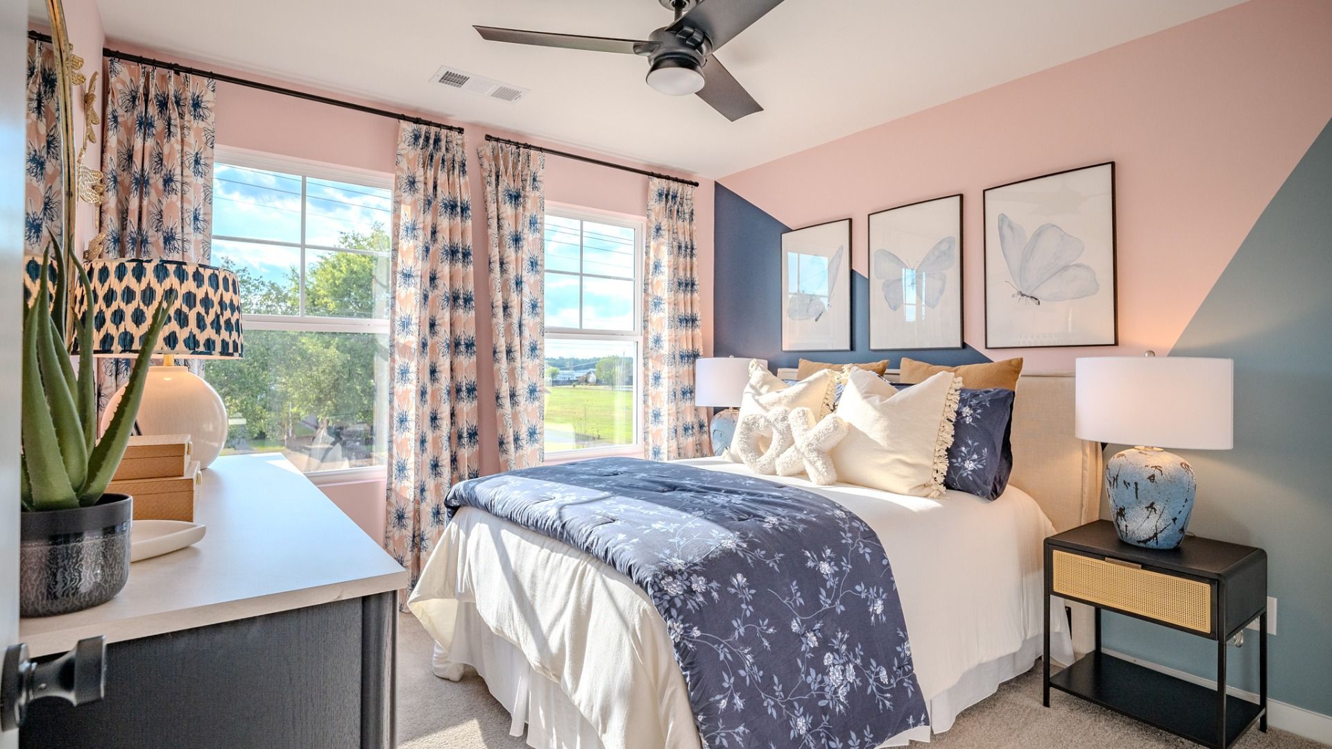 Secondary bedroom with carpet and windows