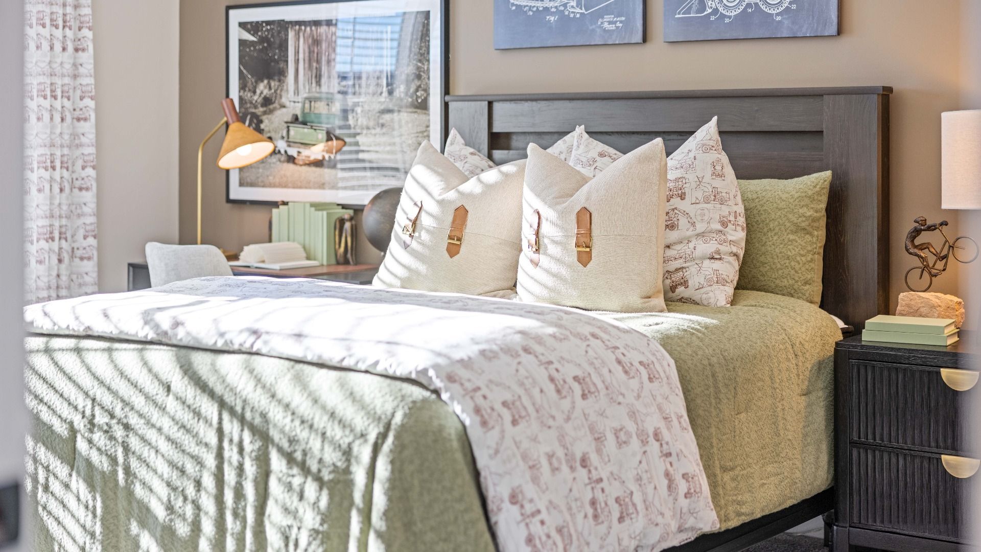 Secondary bedroom with carpet and windows