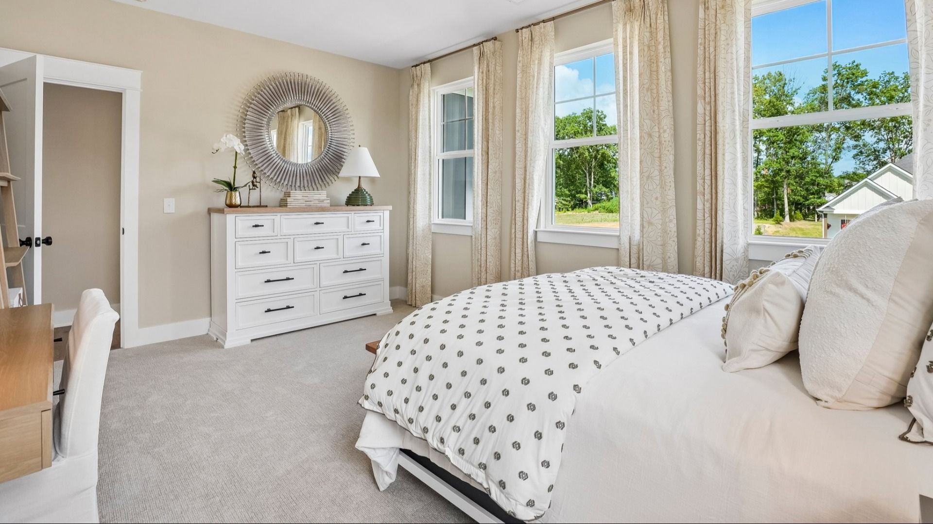 Secondary bedroom with carpet and windows