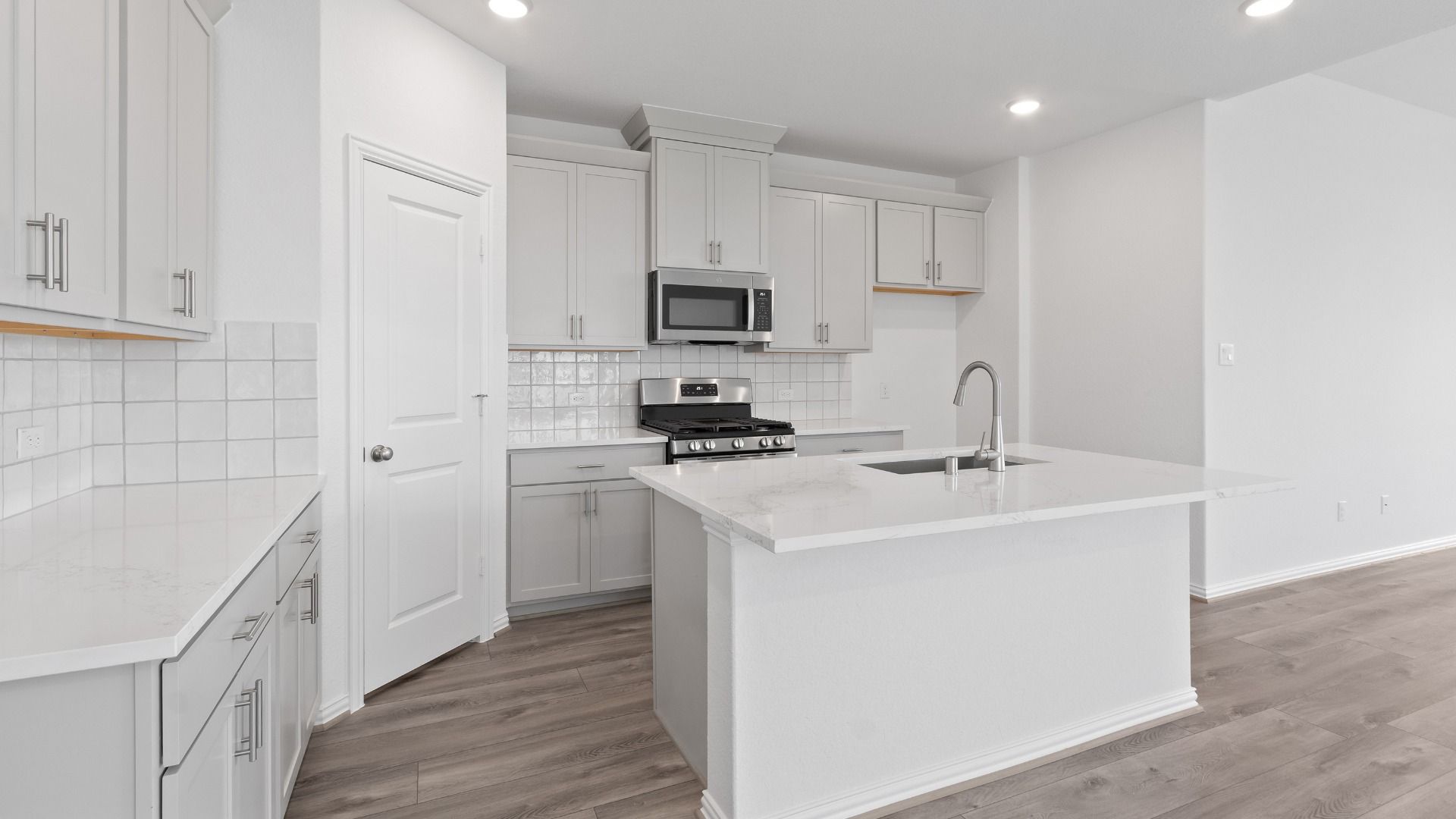 19438 Saint Green - Kitchen