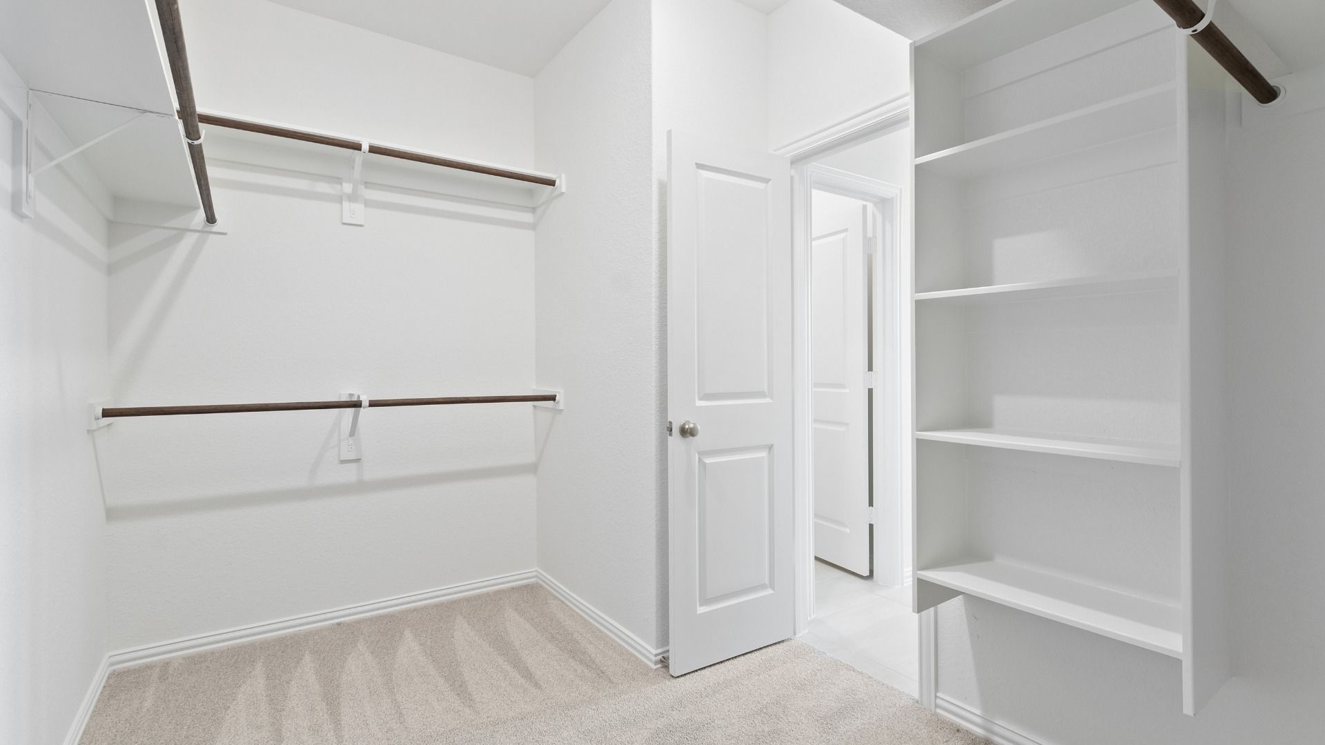 19438 Saint Green - Closet