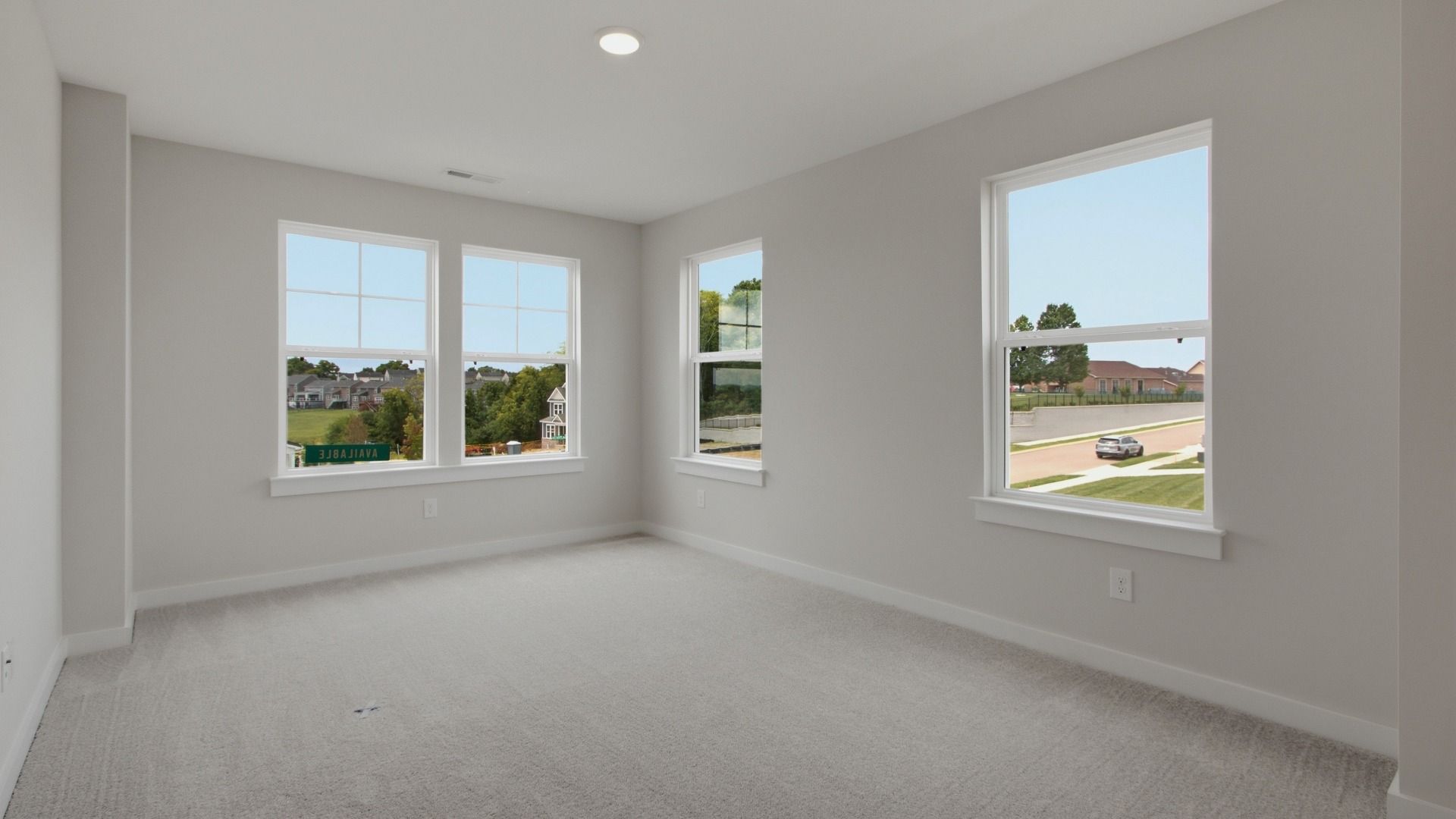 Secondary room with various windows