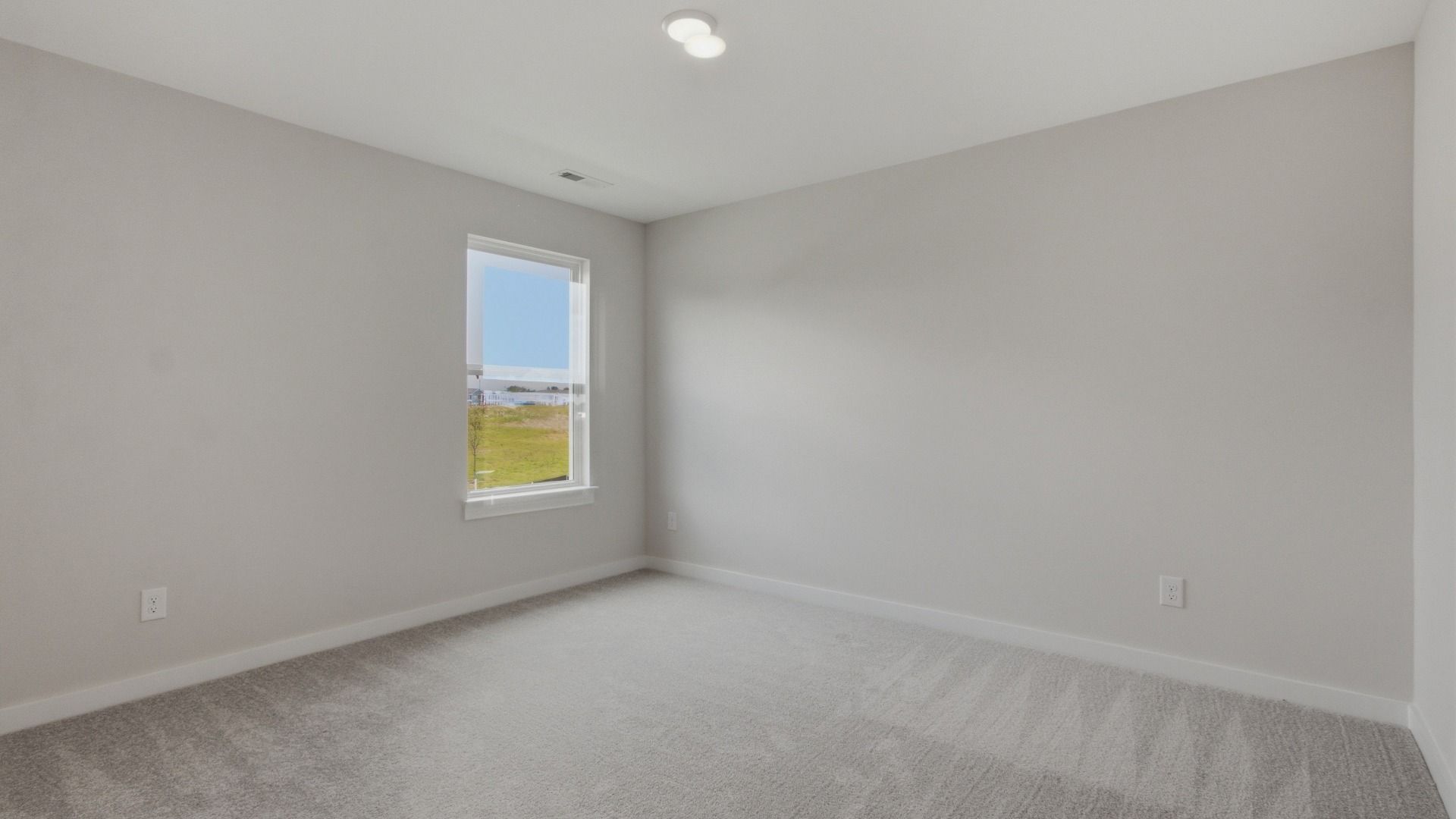 Spacious secondary room with window
