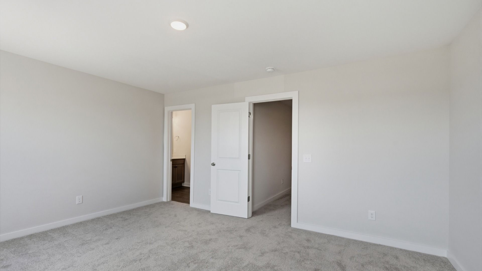 Primary room with connected bathroom and walk-in closet