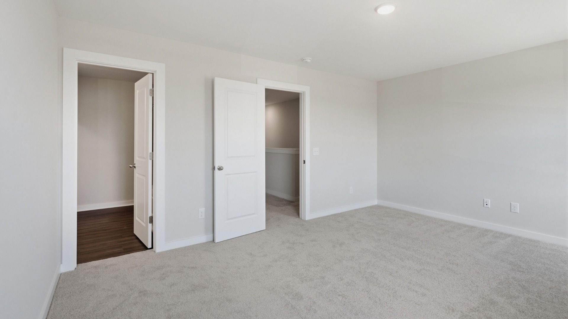 Primary room with connected bathroom and walk-in closet