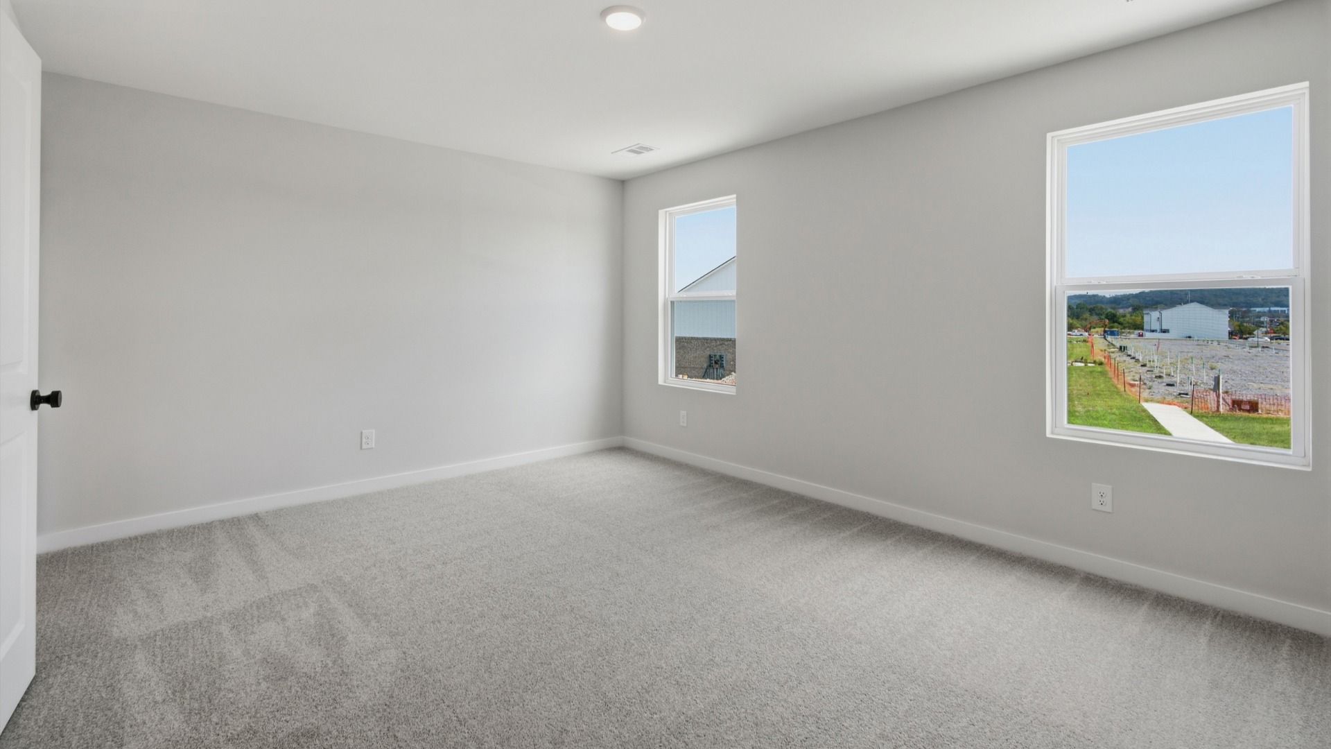 Primary room with connected bathroom and walk-in closet