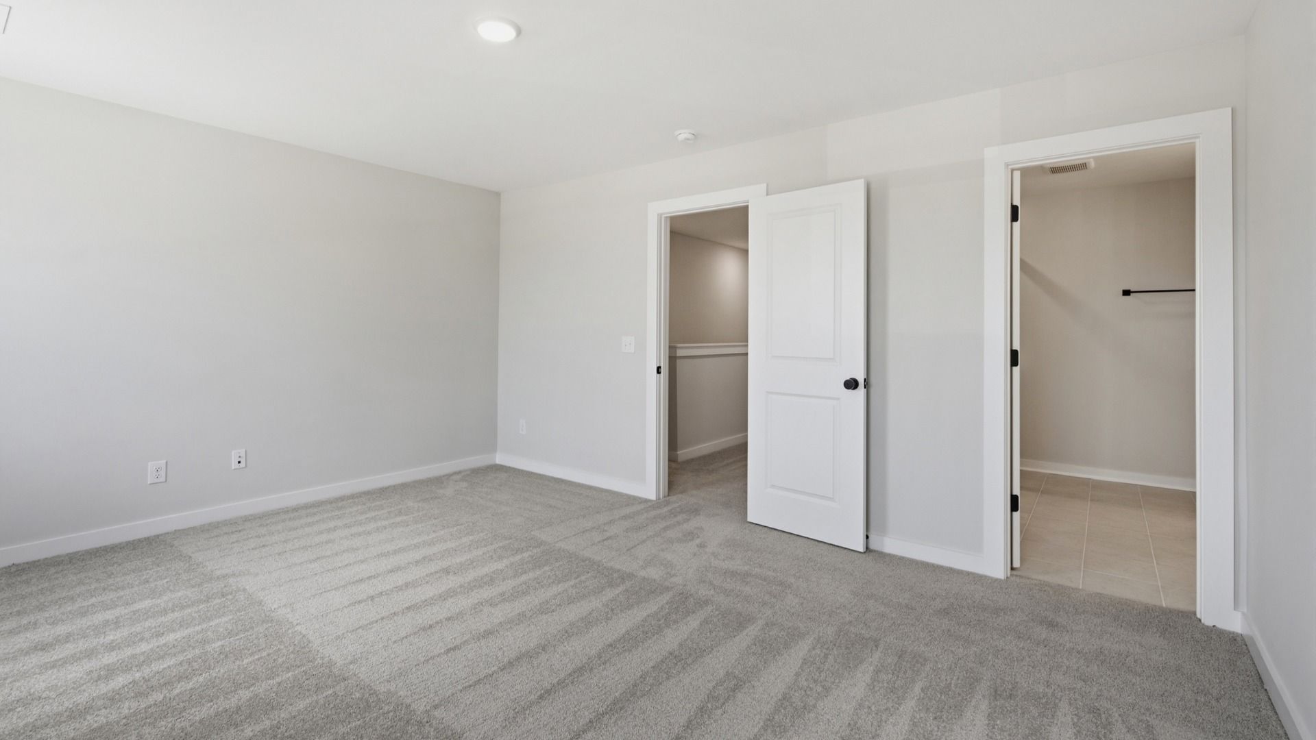 Primary room with connected bathroom and walk-in closet