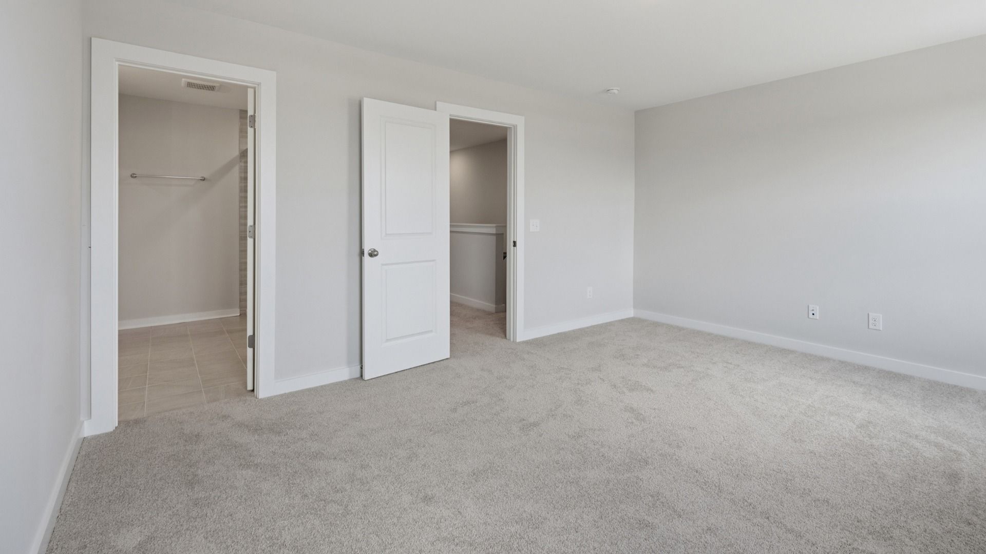 Primary room with connected bathroom and walk-in closet