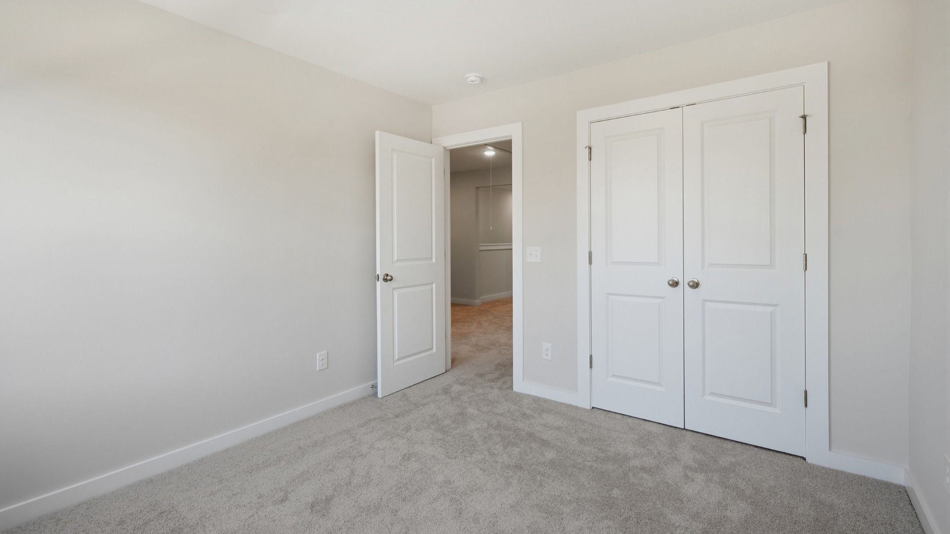 Secondary bedroom with double door closet for convienince