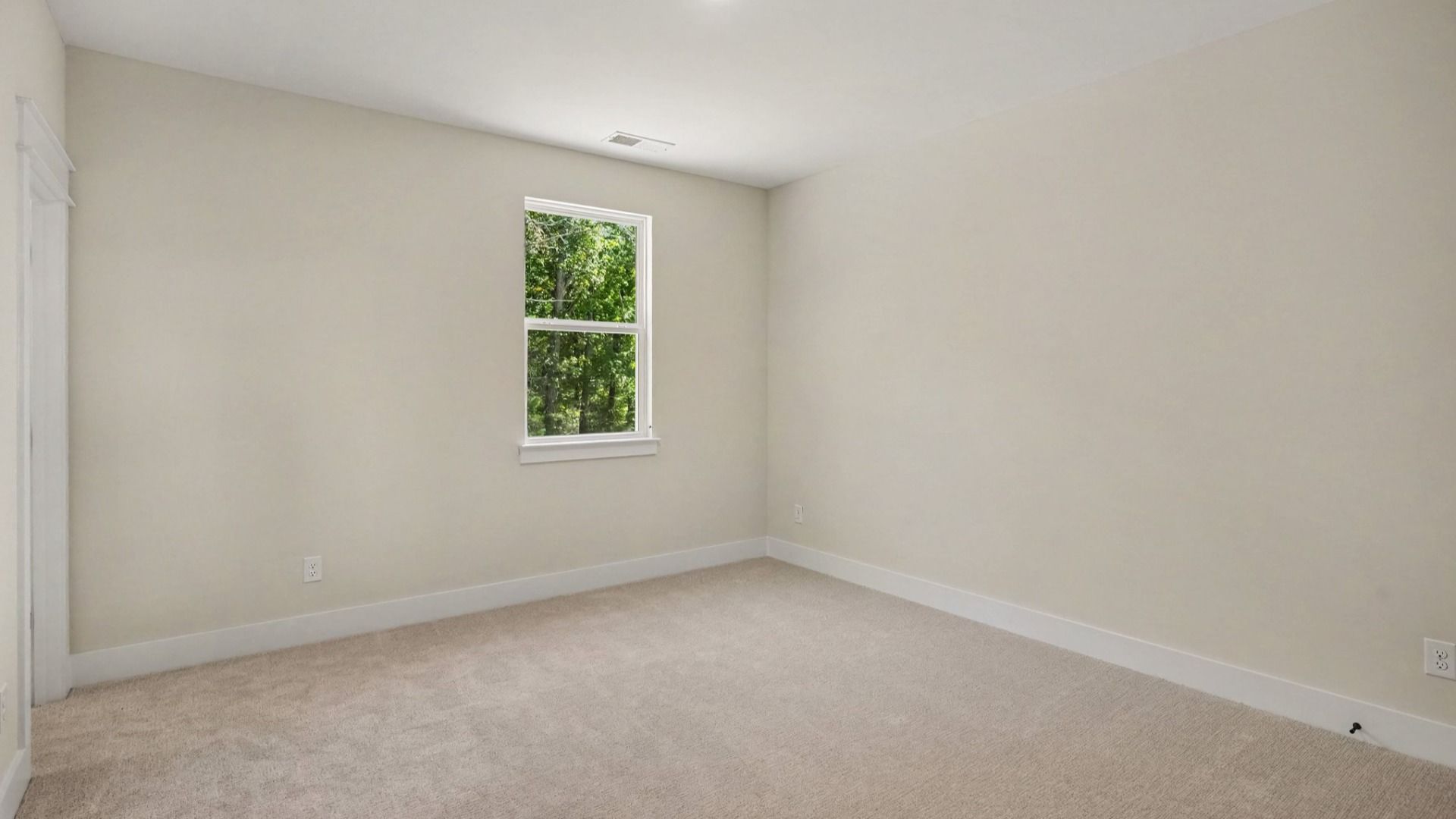 Secondary bedroom with window and closet