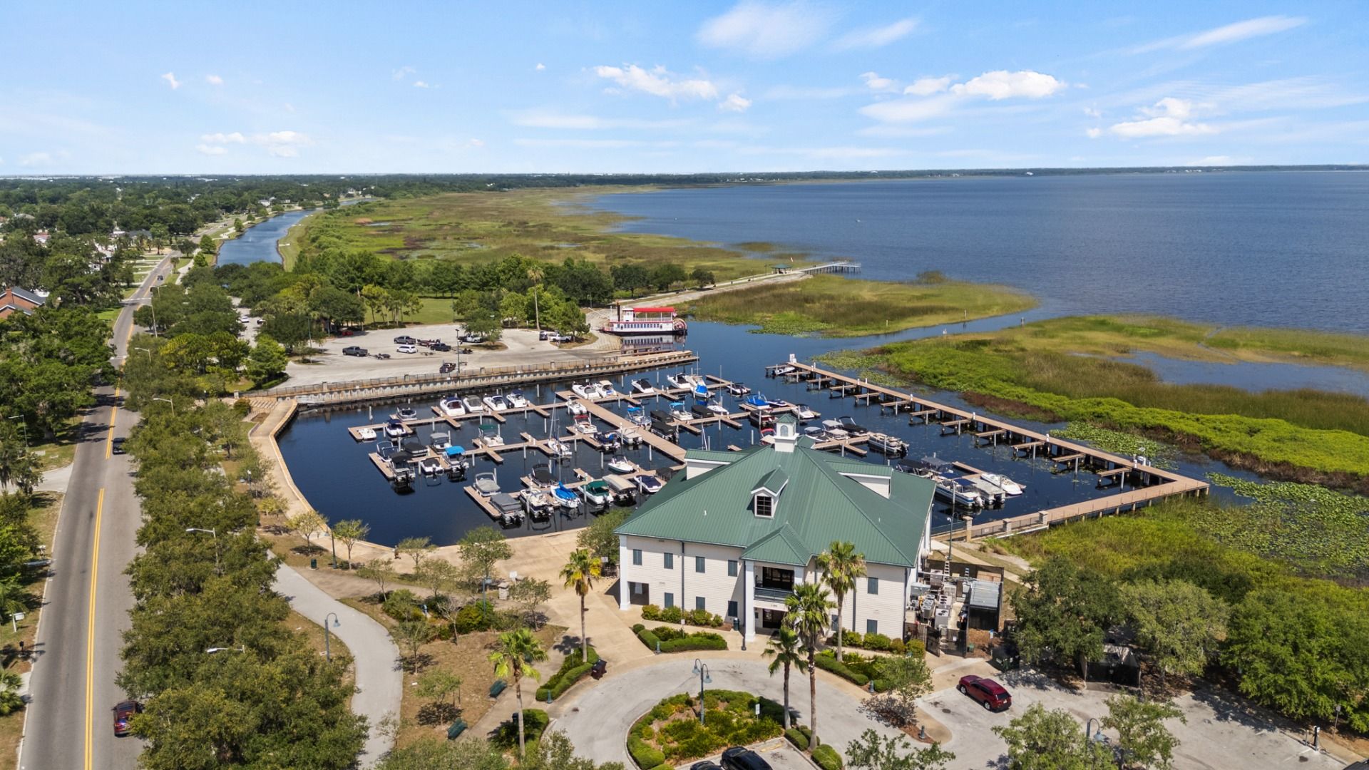 Crabby’s on the Lakefront St. Cloud favorite - lakefront dining near Lakefront Park near DRB Homes Cyrene at Harmony.