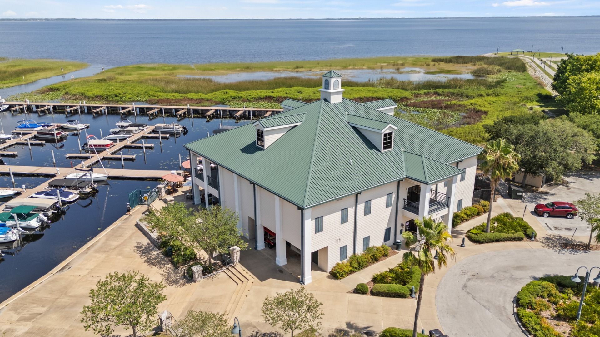Crabby’s on the Lakefront St. Cloud favorite - lakefront dining near Lakefront Park near DRB Homes Cyrene at Harmony.