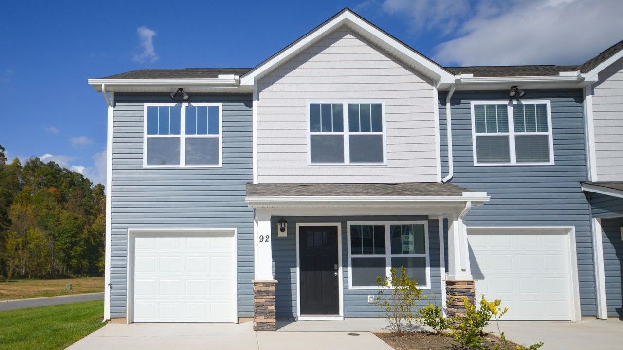 Wildbrook Village Townhomes por D.R. Horton en Asheville North Carolina