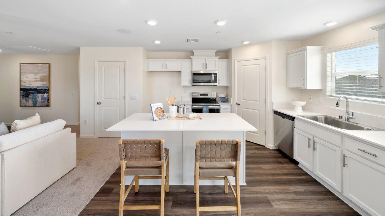 8107 Crofton Way. Bakersfield, CA 93307