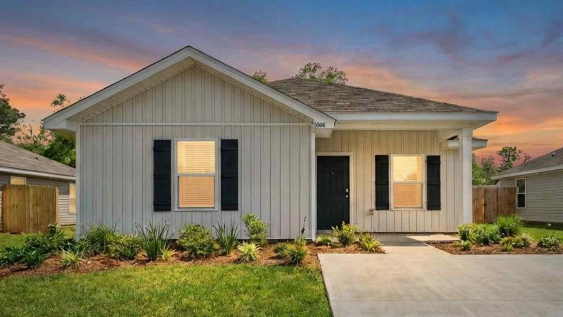 7719 Oakmont Drive East. Theodore, AL 36582