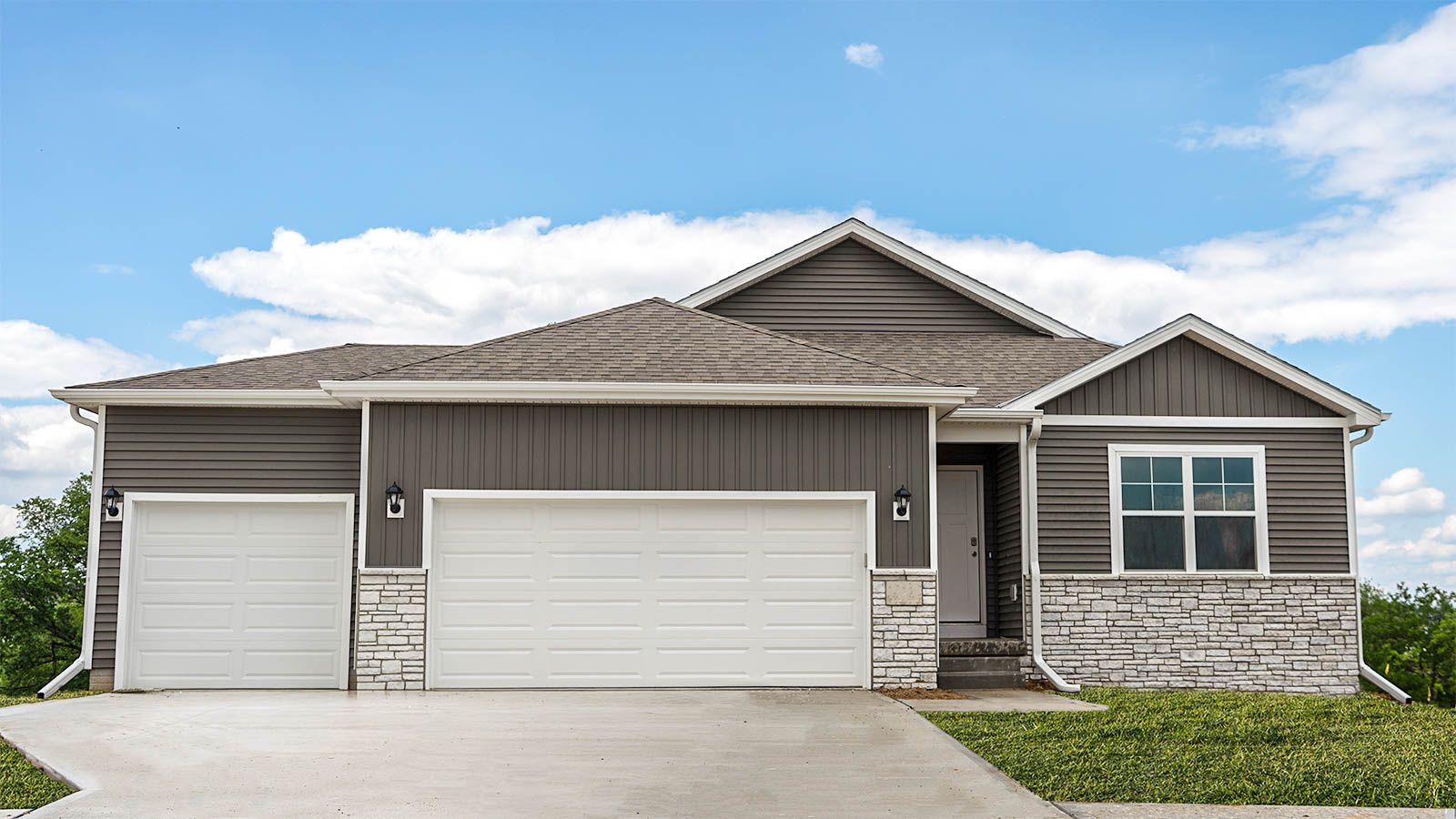 Hamilton - Enclave Flats: Elkhorn, Nebraska - D.R. Horton