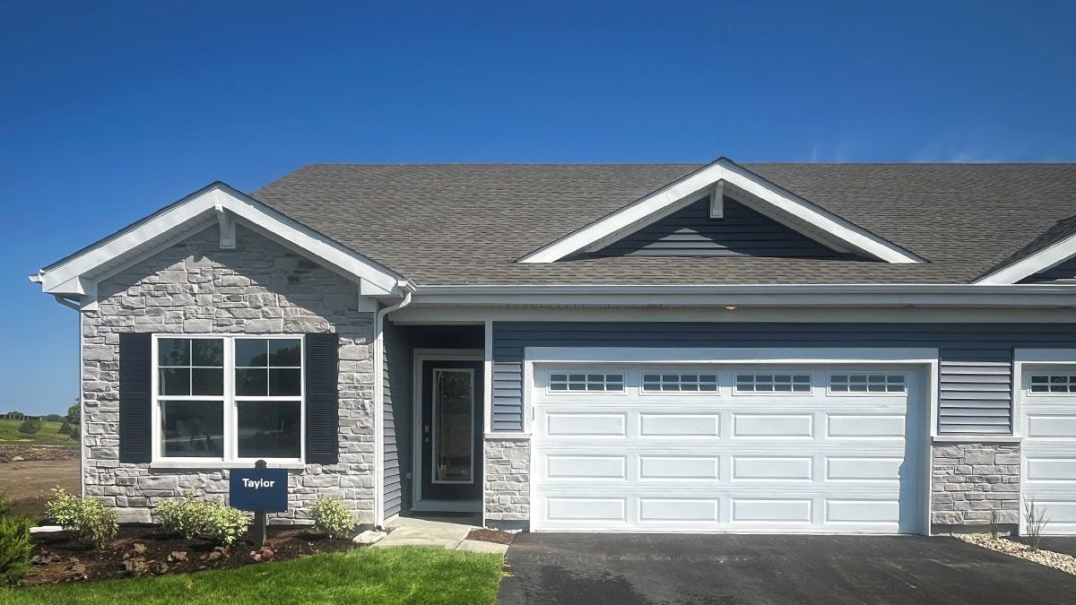 The Grasslands Freedom Ranch Duplexes por D.R. Horton en Chicago Illinois