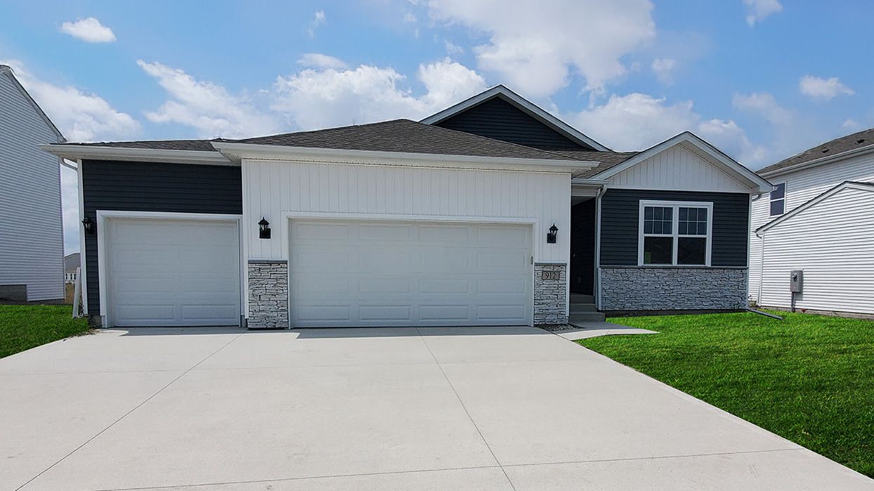 Hamilton - Spring Creek Ridge West: Altoona, Iowa - D.R. Horton