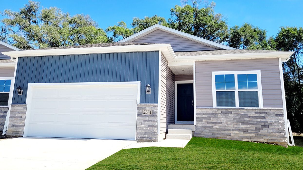 Spring Crest Twinhomes por D.R. Horton en Des Moines Iowa