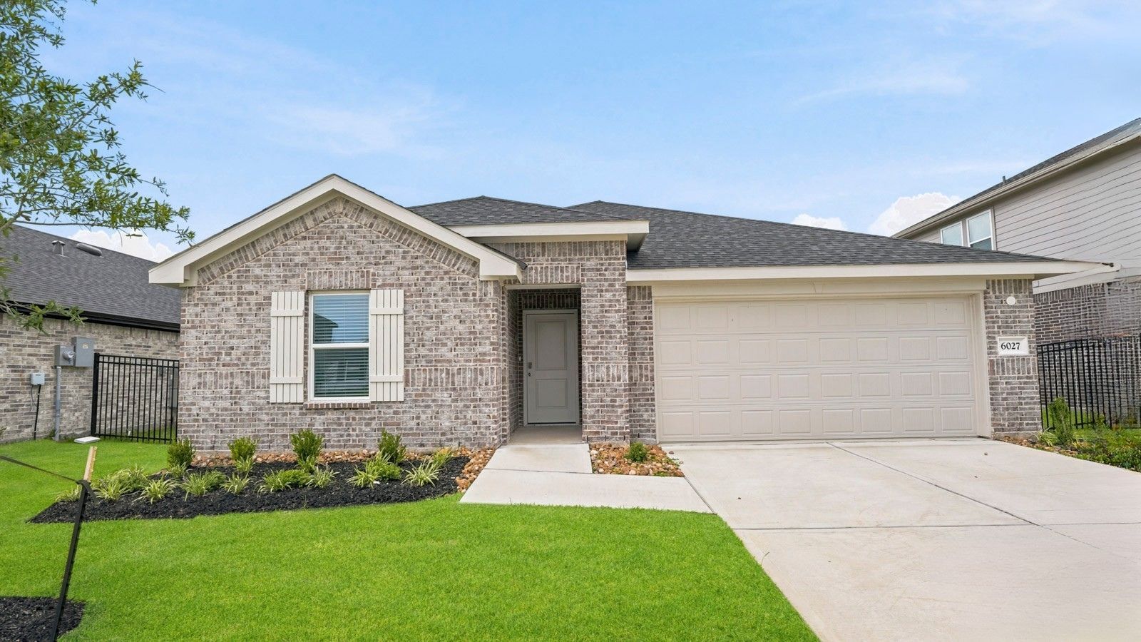 4016 Shimmer Sol Drive. Brookshire, TX 77423