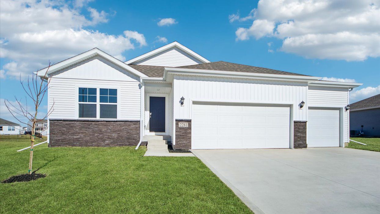 Hamilton - Rolling Prairie Estates: Hiawatha, Iowa - D.R. Horton