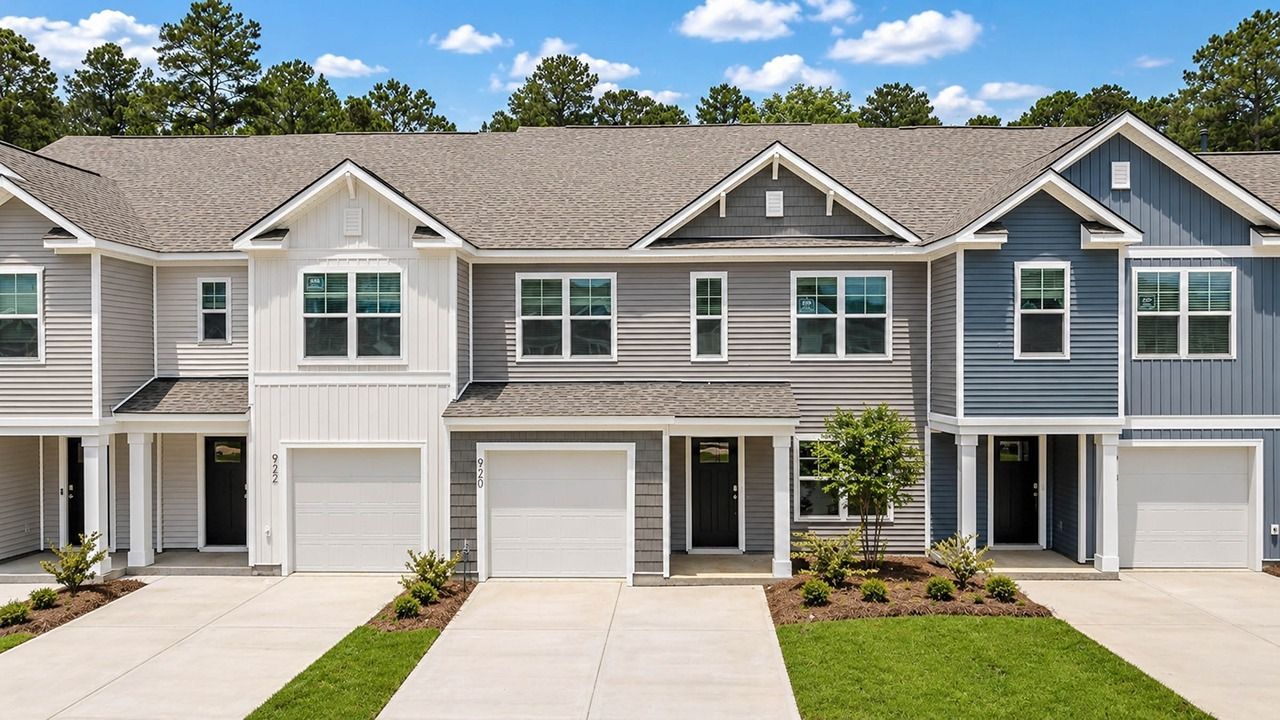 casa en Pine Hills Townhomes at Cane Bay by D.R. Horton por D.R. Horton